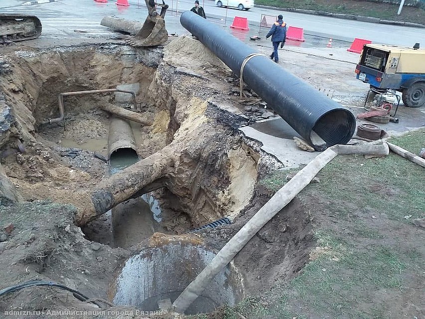 Новая труба канализационной системы, которая ждала ее много лет. Фото: Пресс-служба администрации Рязани