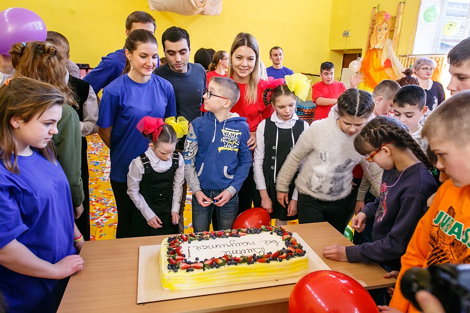 В честь дня рождения в школе-интернате устроили чаепитие с вкусными тортами