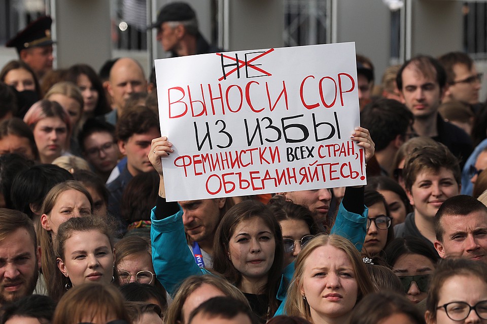 Вокруг нового Закона о домашнем насилии, который в России еще только собираются принять, уже схлестнулись либералы и патриоты, феминисты и домостроевцы. Фото: Сергей Коньков/ТАСС