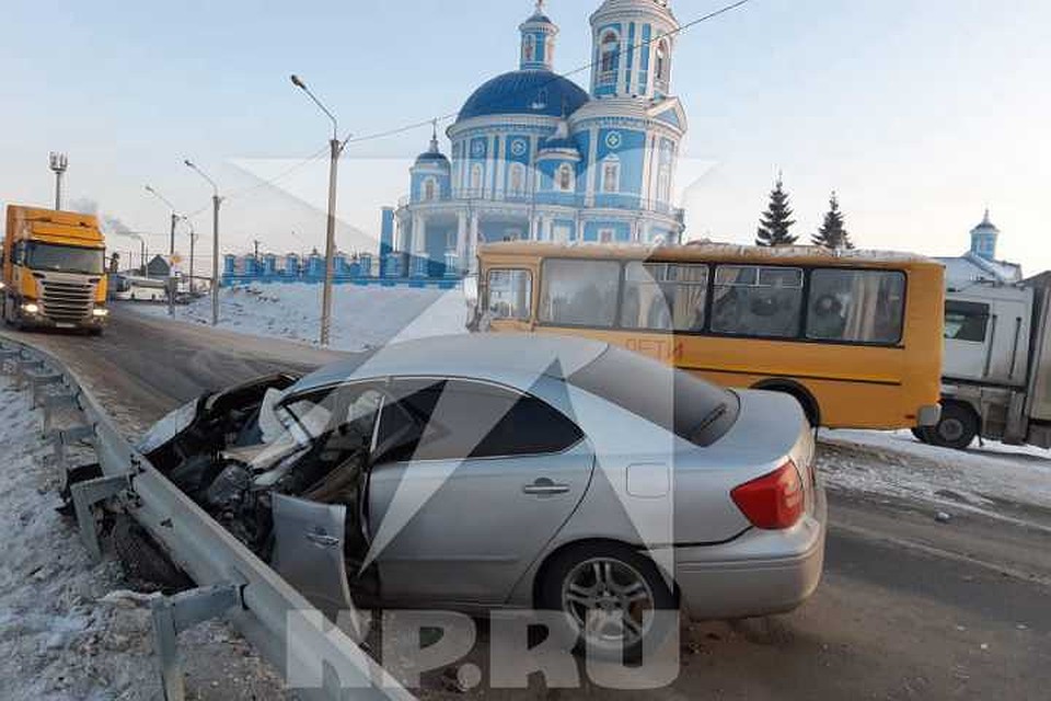 Школьный автобус с воспитанниками усольского кадетского корпуса попал в аварию в поселке Тельма. Фото: очевидцы