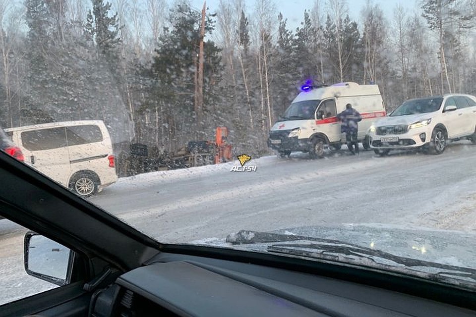Водителя КАМАЗа увезли в больницу. Фото: «АСТ-54»