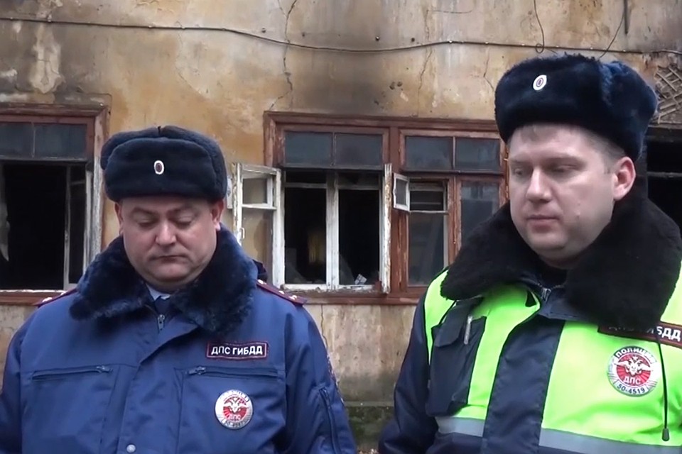 Старшие лейтенанты ДПС ГИБДД МУ МВД России "Щелковское" Московской области Дмитрий Булычев и Игорь Помыткин.