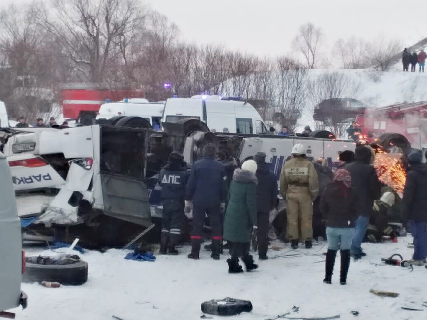 Автобус превратился в груду металла Фото: пресс-служба МЧС