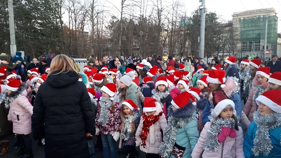 Дети ждут праздника. Фото: Леонид РЯБКОВ