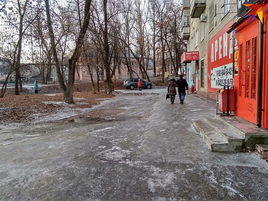 Пешеходы передвигаются с трудом Фото: Екатерина Семенова