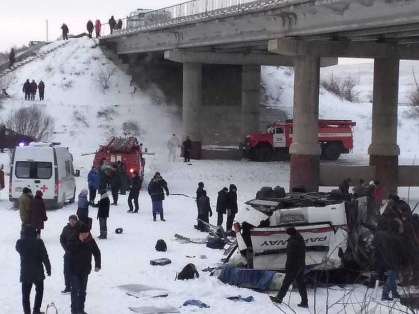 Трагедия произошла на трассе Сретенск – Чита в 60 километрах от райцентра днем 1 декабря. ДТП с автобусом под Читой 1 декабря унесло жизни 19 человек.