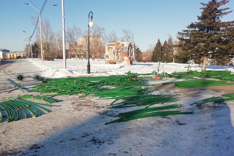 Строительство главного новогоднего городка Фото: Анна СЕМИНА
