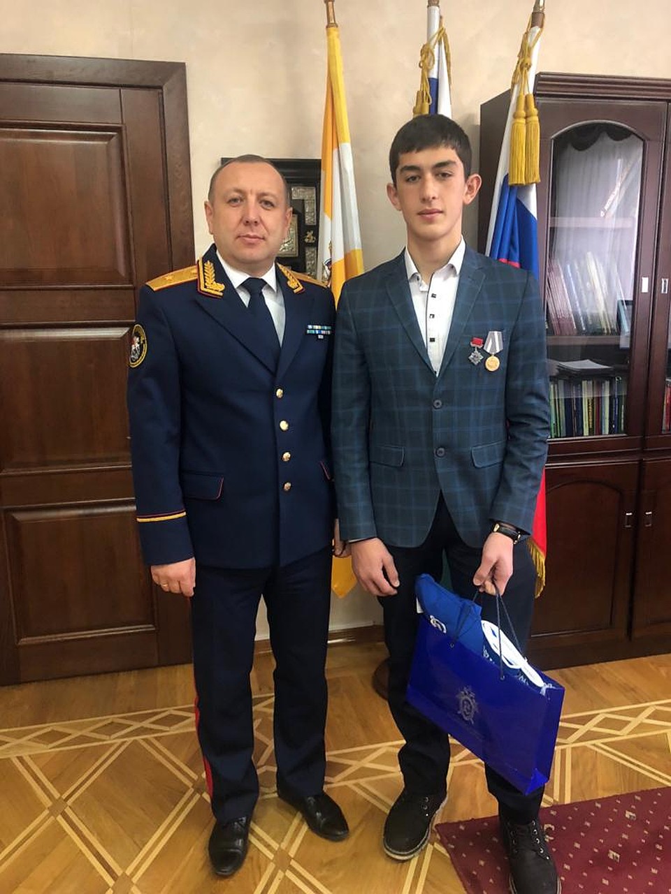 Руководитель СУ СКР по Ставропольскому краю генерал-майор Игорь Иванов с Тимуром Фото: Дмитрий АХМАДУЛЛИН