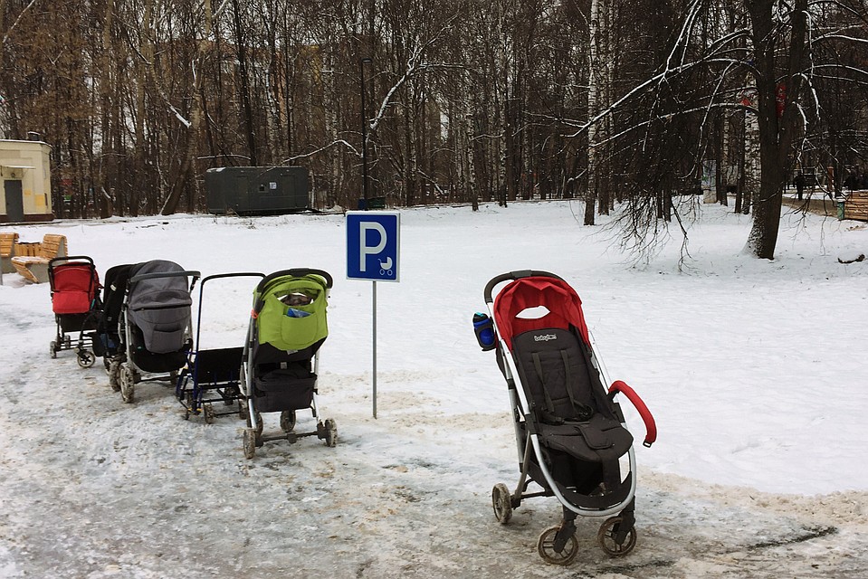 Специальная место для парковки детских колясок. Фото: Анастасия НАЗАРОВА