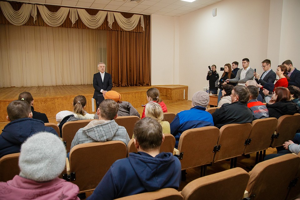 Губернатор Белгородской области Евгений Савченко провел встречу с жильцами обрушившегося дома. Фото пресс-службы правительства.