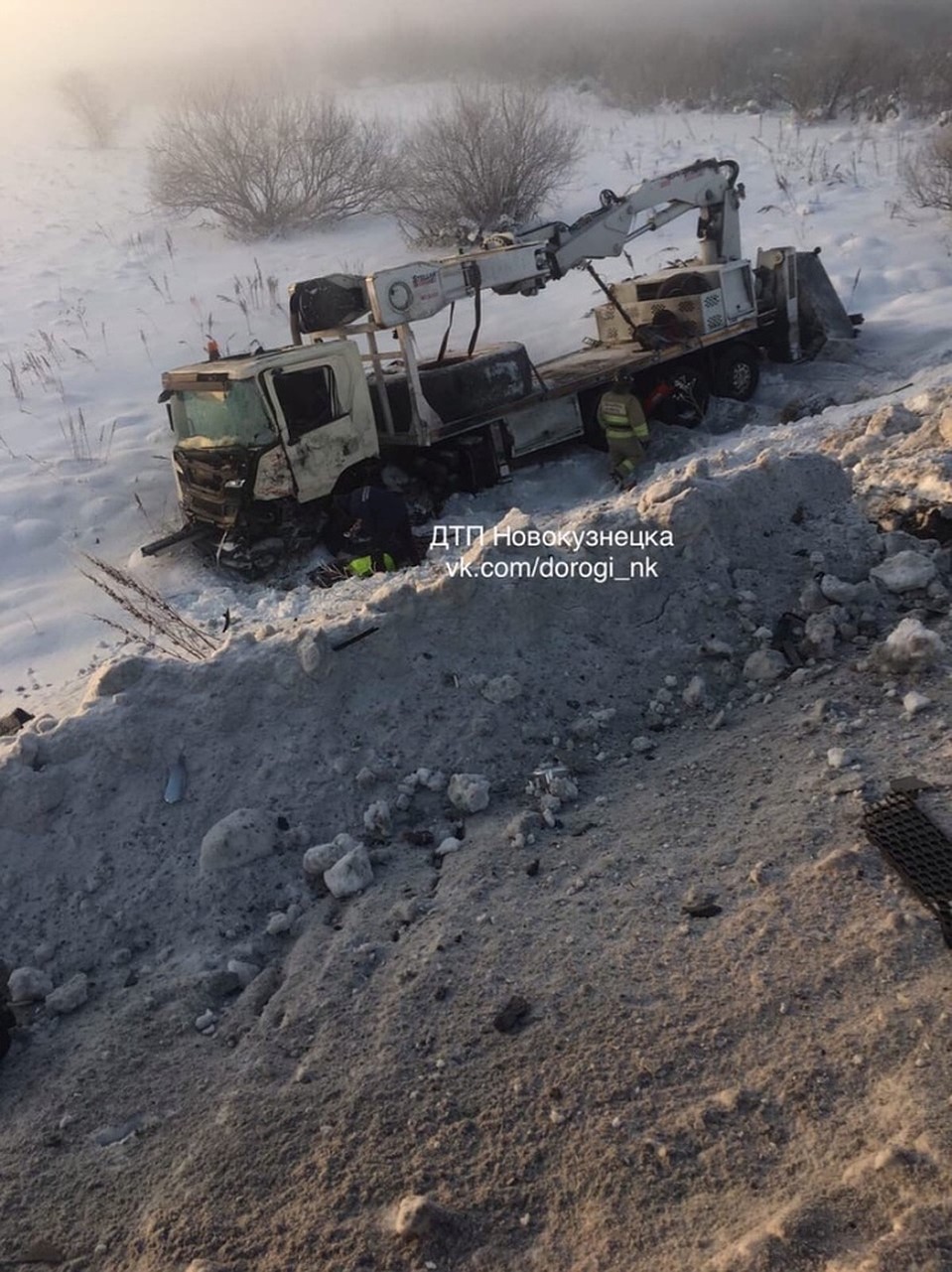 Один из грузовиков улетел под откос. ФОТО: vk.com, "ДТП Новокузнецк"