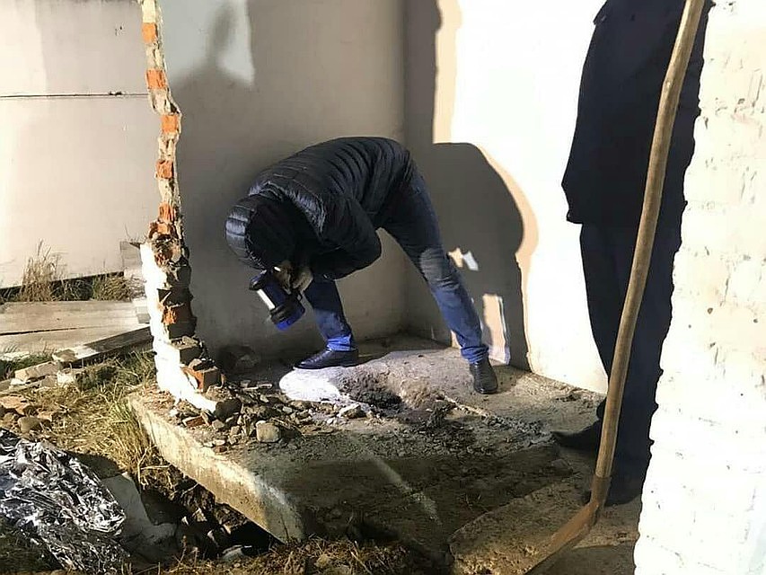 Спасателям пришлось выкапывать яму, чтобы через нее достать девочку.