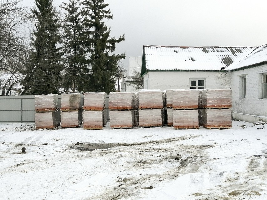 На место работ завезли кирпич