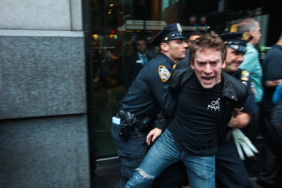 Полиция задерживает участника Occupy Wall Street в Нью-Йорке. Фото: GLOBAL LOOK PRESS