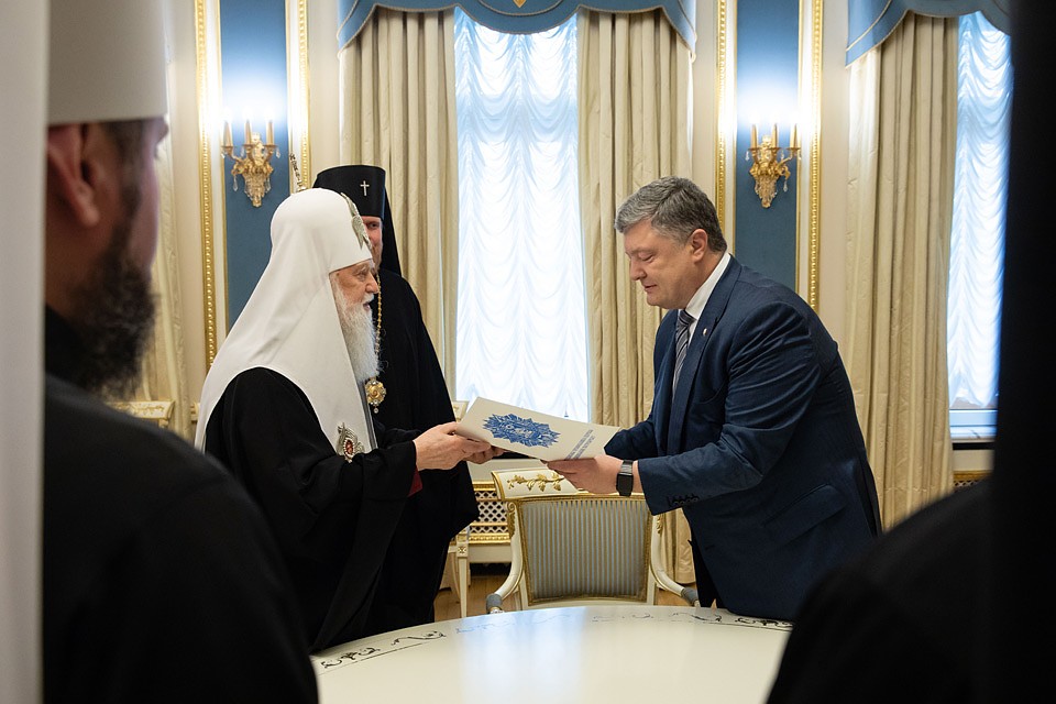 Святейший Патриарх Киевский и всея Руси-Украины Филарет официально передал Президенту Украины обращение к Вселенскому Патриарху Варфоломею о предоставлении Украинской церкви Томоса автокефалии Фото: GLOBAL LOOK PRESS