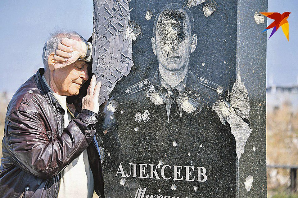 Городское кладбище возле Донецкого аэропорта до сих пор заминировано и находится в «зоне боев», навестить родные могилы - подвиг Фото: Владимир ВЕЛЕНГУРИН