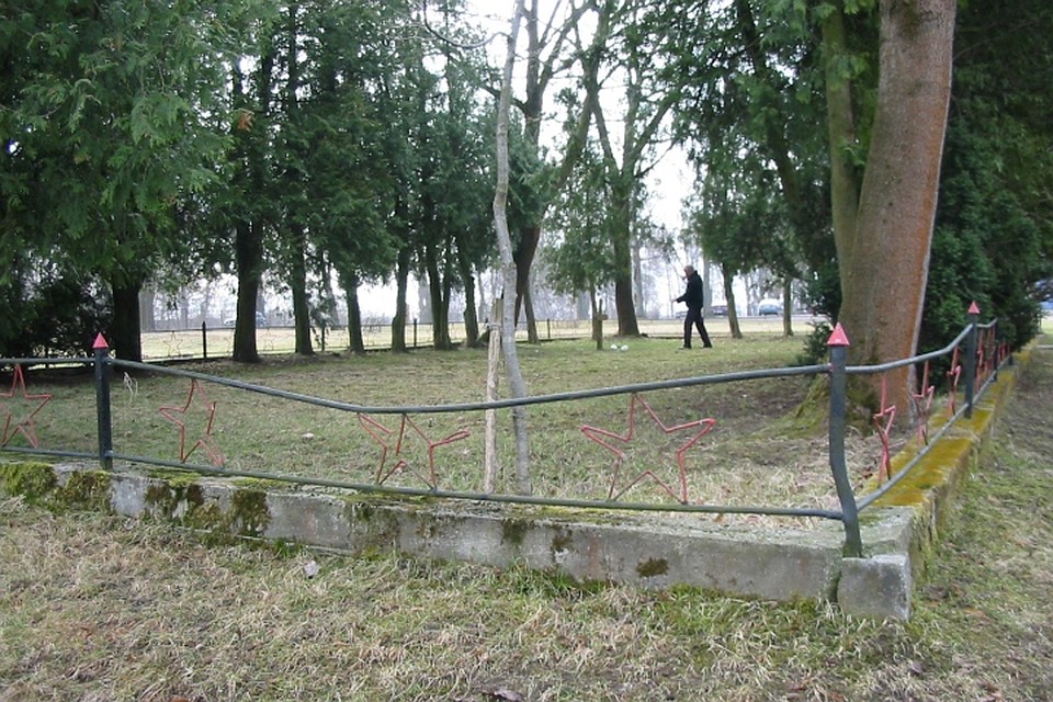Так место захоронения выглядело девять лет назад. Фото: Владислав РЖЕВСКИЙ