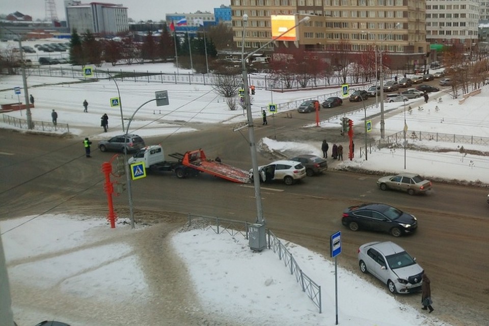 Автомобили убирали с проезжей части при помощи эвакуатора Фото: Полина ПРИЛУЦКАЯ