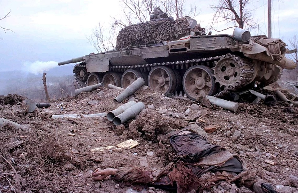 Обстрел позиций боевиков из танка. Фото: Владимир ВЕЛЕНГУРИН