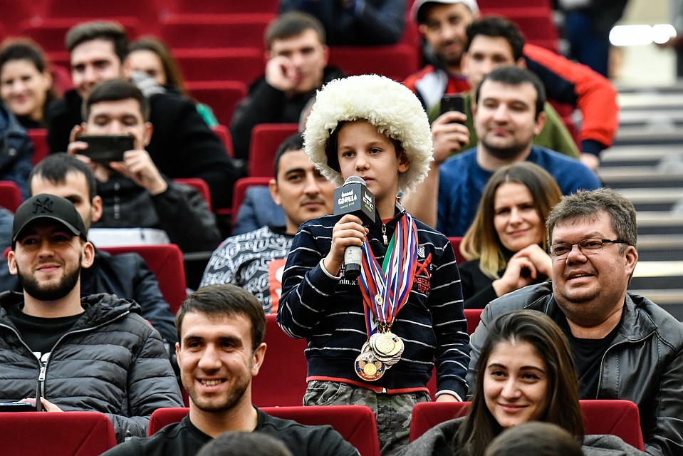 Этот парень написал Деду Морозу письмо с просьбой о фото с Хабибом Фото: Кирилл ВЕРШИНИН