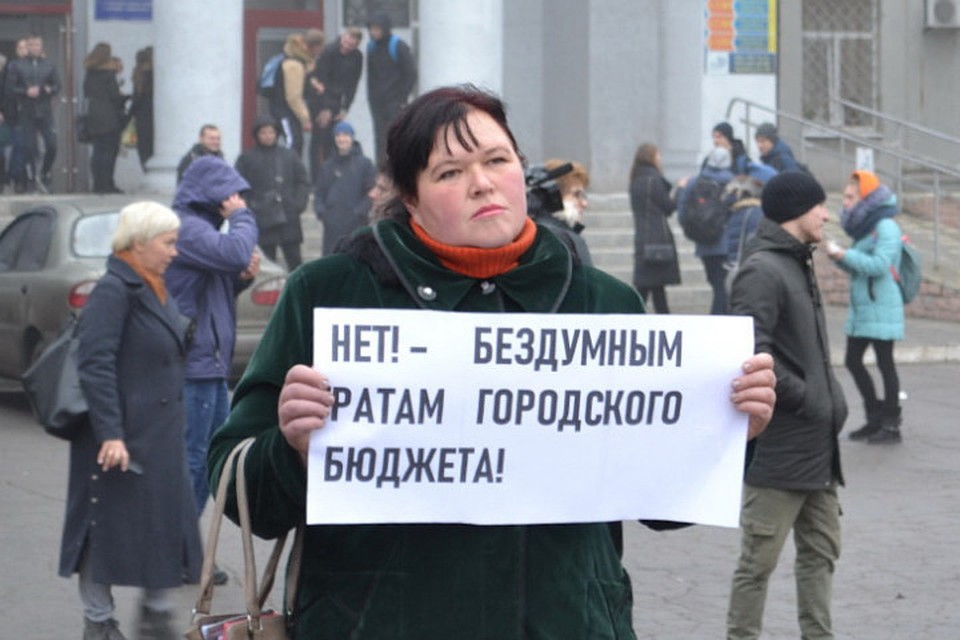 В Покровске жители устроили протест против покупки главной новогодней елки. Фото: pokrovsk.news