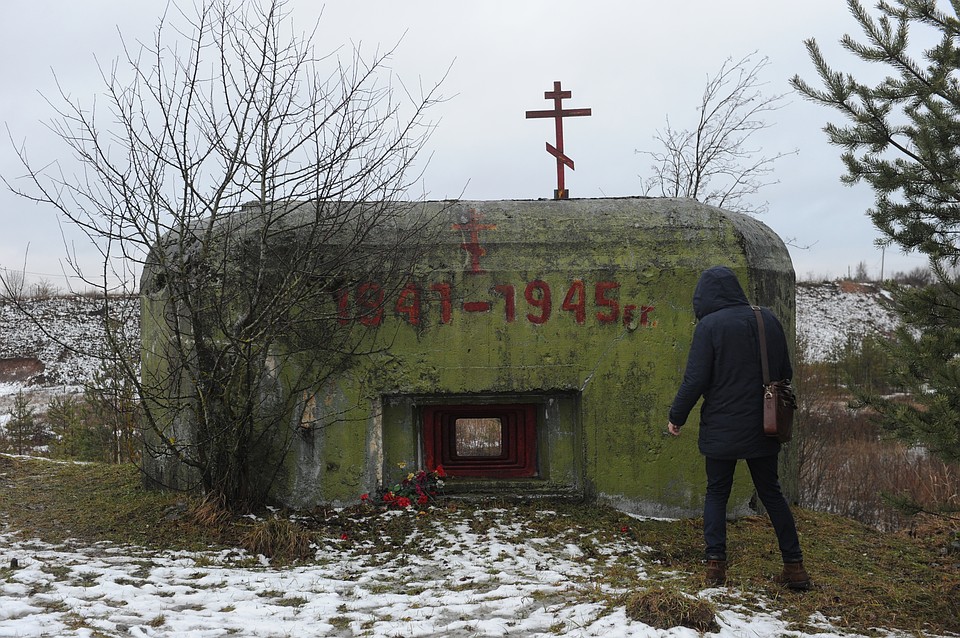 Рядом с домом военные сооружения Фото: Олег ЗОЛОТО
