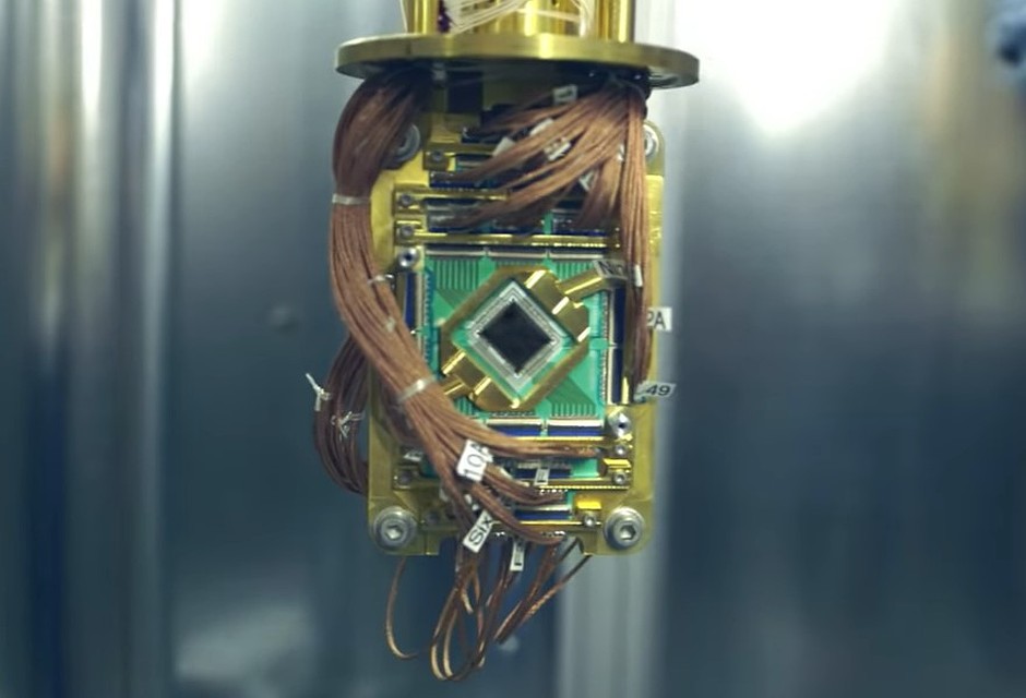 Разработчики Google AI Quantum сумели продемонстрировать превосходство квантового компьютера (на фото). Фото: Youtube