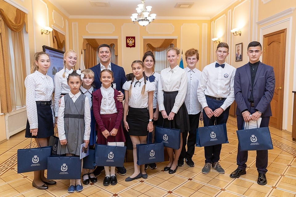 Ребята пообщались и получили подарки от Михаила Ведерникова. Фото: Сергей ГЕРАСИМОВ