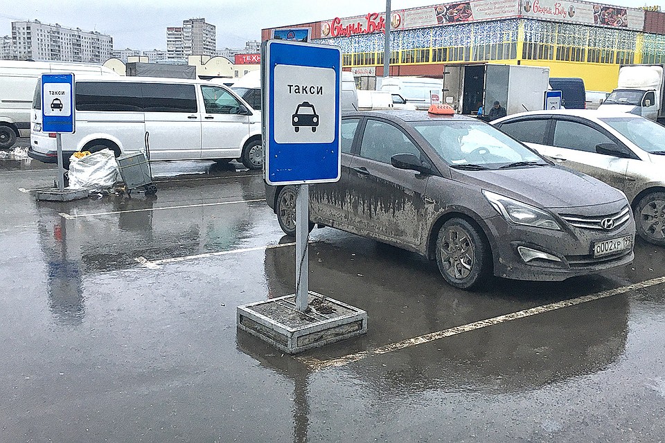 Парковка возле торговых рядов - место для блатных. Фото: Павел КЛОКОВ