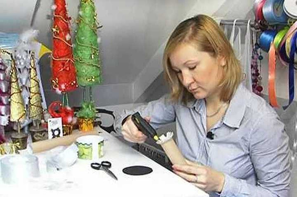 Мы не рубим елочку, мы ее мастерим из подручных средств.
