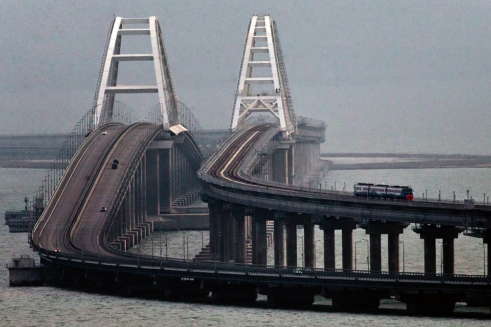 Запуск движения по железнодорожной части Крымского моста. Фото: Сергей Мальгавко/ТАСС