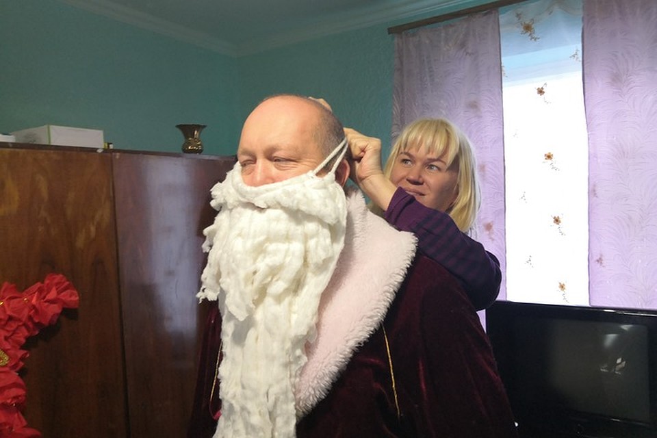 В умелых руках Елены Потаповой наш Эдуард преображается в Деда Мороза. Фото: Юлия АНДРИЕНКО