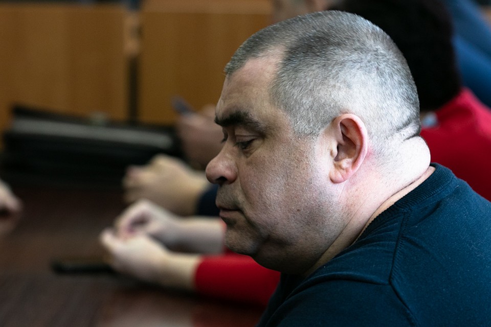 Салават Галиев старался скрыться от камер и после оглашения сразу ушел в автомобиль Фото: Рустем АХУНОВ