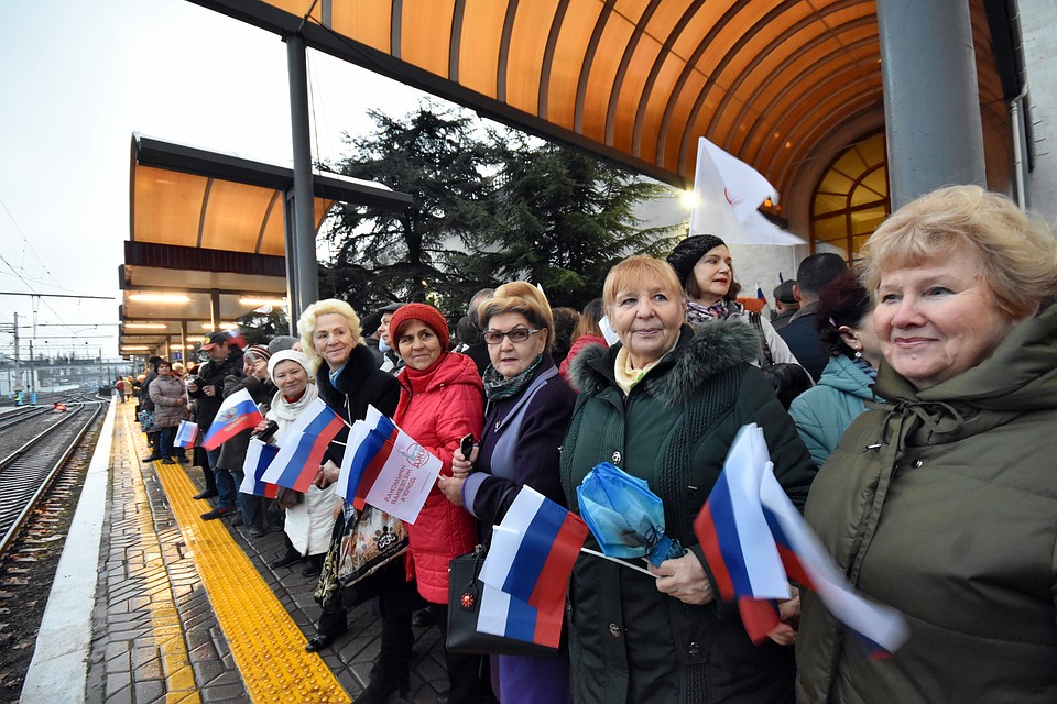 Поезд встречала толпа с флажками Фото: Виталий ПАРУБОВ