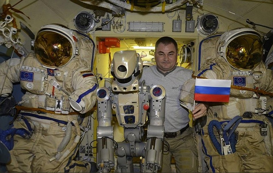 Робот Федор и космонавт Алексей Овчинин на борту МКС