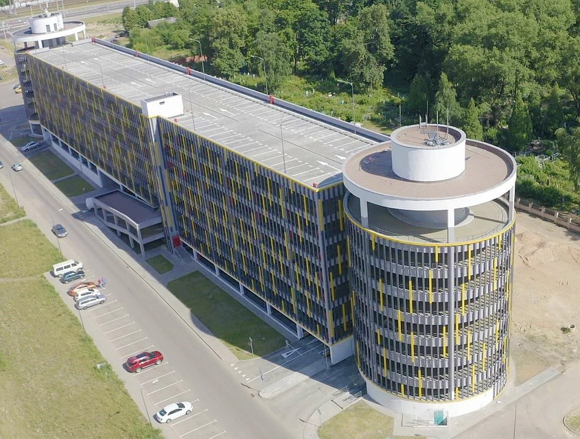 Действующий многоуровневый крытый паркинг.