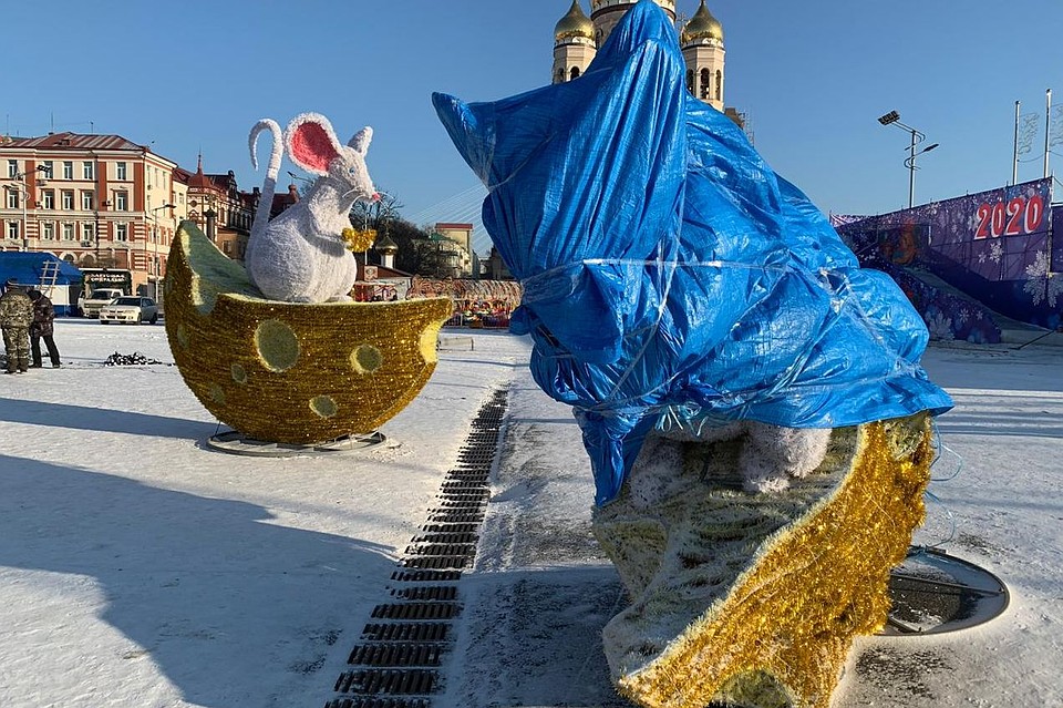 Сломанная лихим водителем мышь стояла на площади, накрытая тентом, с середины декабря Фото: Алексей САМУСЬКОВ