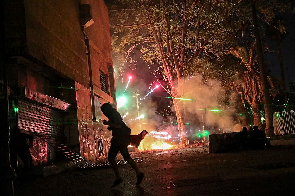 В Чили даже в новогоднюю ночь не прекратились протесты. И уже непонятно что там сверкало и хлопало - новогодние петарды или взрыв-пакеты Фото: REUTERS