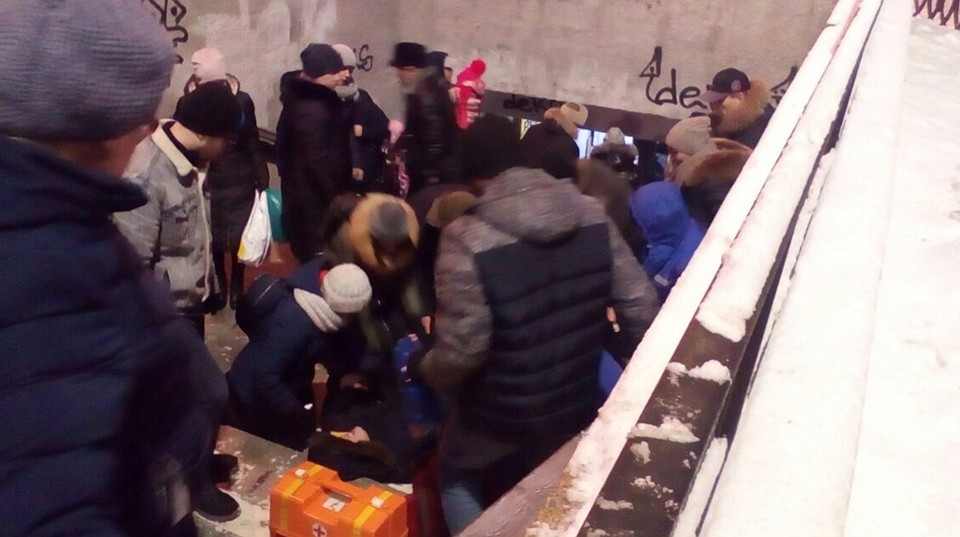 К пострадавшему приехали медики. Фото: группа "Гражданский патруль Челябинск" vk.com