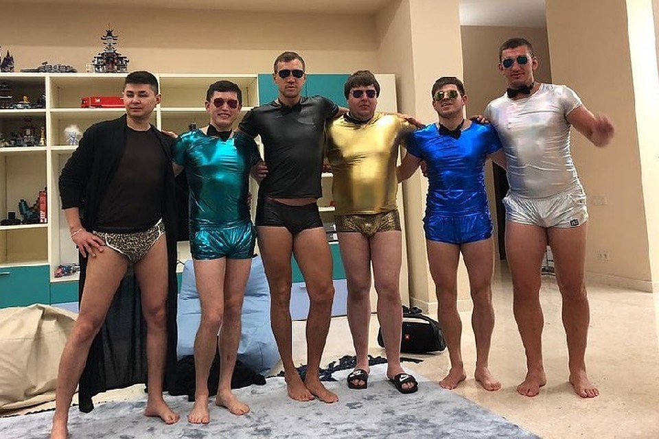 На новогодней вечеринке Артем Дзюба предстал в необычном виде. Фото: instagram.com/artem.dzyuba