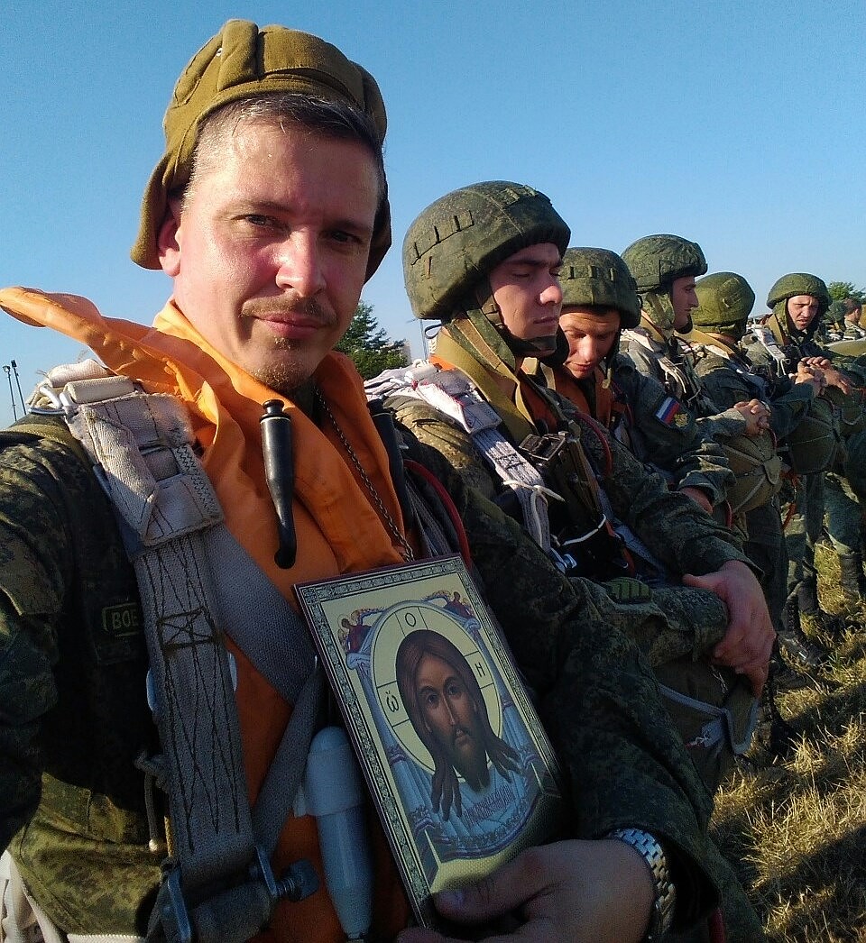Отец Михаил всегда рядом со своей камуфлированной паствой - и на земле, и в небе.