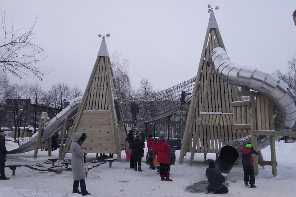 Ребятня уже вовсю осваивает новые горки. Фото: Галина ШЕЛГАЧЕВА