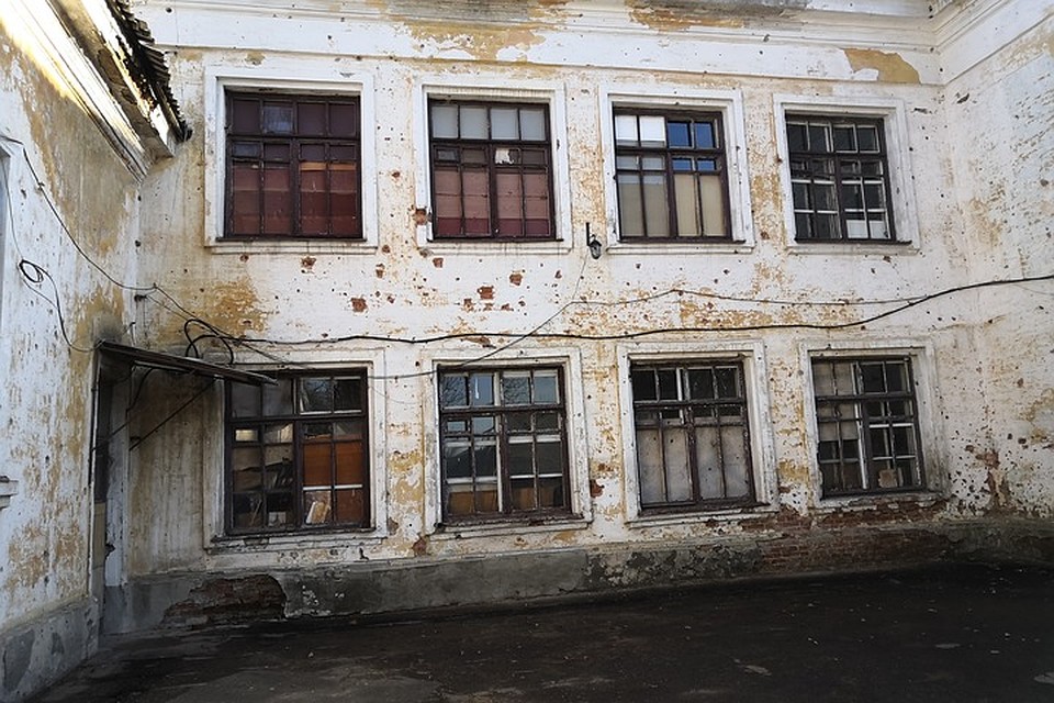 Школа была построена в 1936 году, пережила Великую Отечественную, а вот современную Украину не пережила. Фото: Юлия АНДРИЕНКО