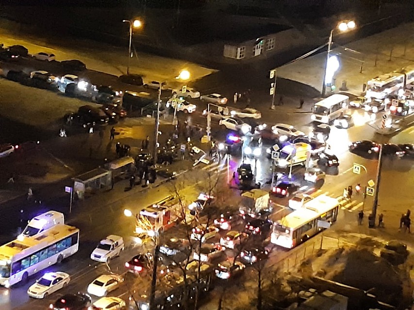На месте ДТП собралась пробка. Фото: ДТП и ЧП "Вконтакте".