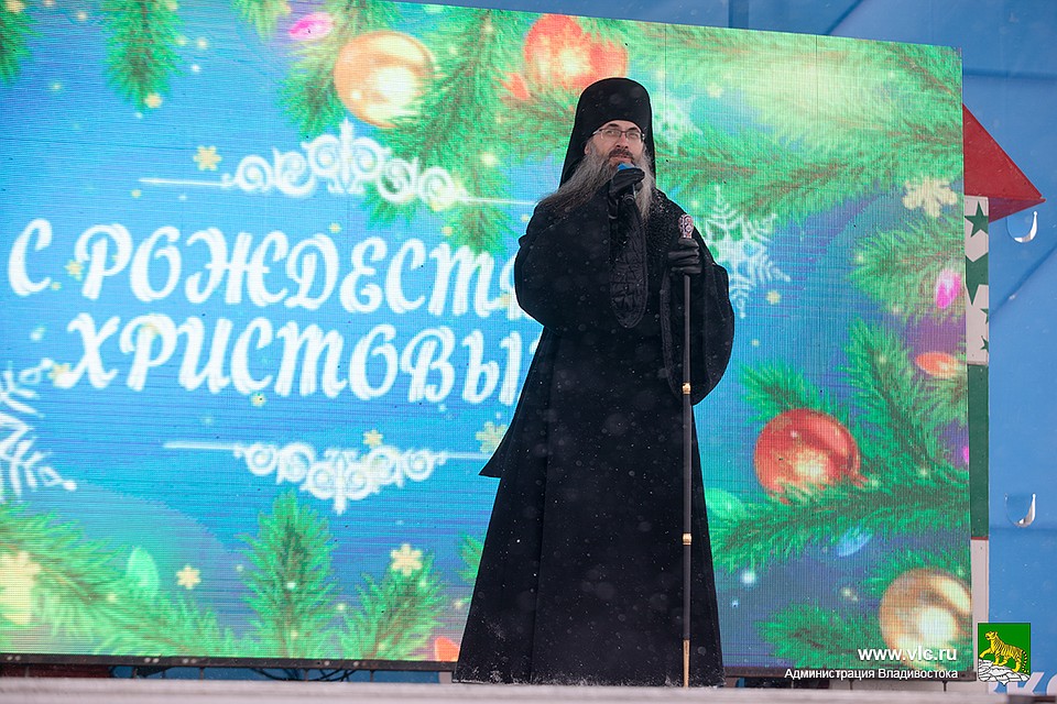 Епископ Уссурийский вышел на городскую сцену. Фото: мэрия Владивостока