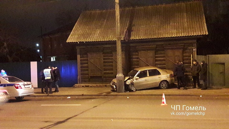 Легковушка врезалась в столб и в дом. Фото: vk.com/gomelchp