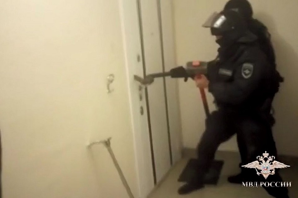 "В гости" оперативники пришли с ломом и кувалдой. Фото: кадр с видео МВД РФ
