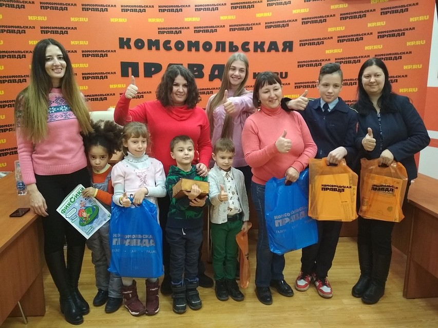 Ребятам достались вкусные и полезные подарки Фото: Ольга НОВИКОВА