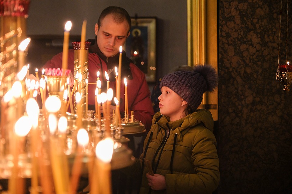На богослужение многие приходили целыми семьями. Фото: Артем КИЛЬКИН