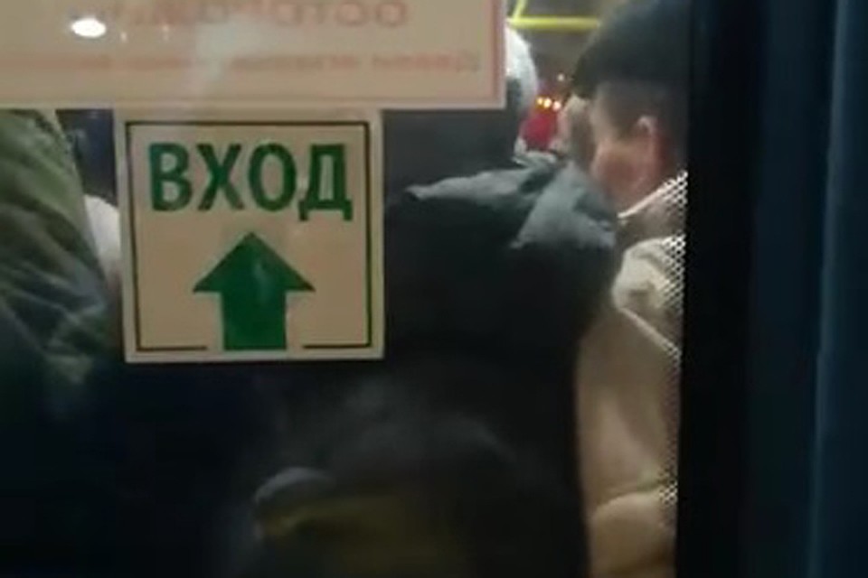 Дверь в автобус закрывается с большим трудом. ФОТО: "Нижний Новгород. Без цензуры".